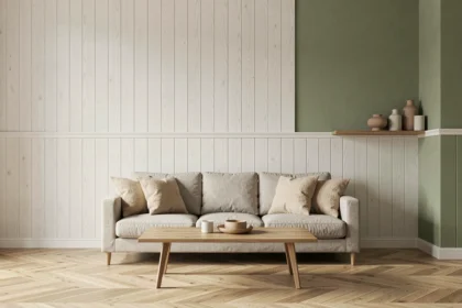 Salon moderne avec lambris blanc associé à une peinture vert sauge, parquet chêne et canapé en lin naturel
